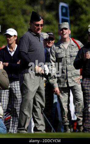 NO FILM, NO VIDEO, NO TV, NO DOCUMENTARIO - attore Andy Garcia ha cambiato cappelli con U.S. Navy Petty Officer seconda classe Steven Quackenbush sulla 17 buche durante la partita di golf shoot-out di beneficenza da 100,000 dollari presso L'AT&T Pebble Beach National Pro-Am a Pebble Beach, CA, USA il 6 febbraio, 2013. Foto di LiPo Ching/San Jose Mercury News/MCT/ABACAPRESS.COM Foto Stock