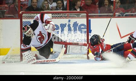 NO FILM, NO VIDEO, NO TV, NO DOCUMENTARIO - New Jersey Devils goalie Martin Brodeur (30) si allontana da una scorrevole Washington Capitals ala sinistra Alex Ovechkin (8) nel secondo periodo al Verizon Center a Washington, DC, USA il 21 febbraio 2013. Foto di Chuck Myers/MCT/ABACAPRESS.COM Foto Stock