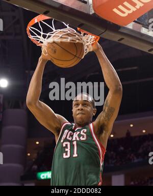 NESSUN FILM, NESSUN VIDEO, NESSUNA TV, NESSUN DOCUMENTARIO - John Henson (31) dei Milwaukee Bucks ha incastrato la palla contro i Rockets di Houston nella prima metà del loro gioco a Houston, TX, USA il 27 febbraio 2013. Foto di George Bridges/MCT/ABACAPRESS.COM Foto Stock