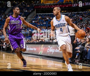 NESSUN FILM, NESSUN VIDEO, NESSUNA TV, NESSUN DOCUMENTARIO - l'Orlando Magic's Arron Afflalo (4) guida contro il Sacramento Kings' Tireke Evans (13) durante l'azione del primo trimestre presso l'Amway Center di Orlando, FL, USA il 27 febbraio 2013. Sacramento ha sormontato Orlando, 125-101. Foto di Joshua C. Cruey/Orlando Sentinel/MCT/ABACAPRESS.COM Foto Stock