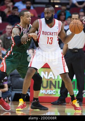 NESSUN FILM, NESSUN VIDEO, NESSUNA TV, NESSUN DOCUMENTARIO - James Harden (13) degli Houston Rockets è difeso da Monta Ellis (11) dei Milwaukee Bucks nella prima metà del loro gioco a Houston, TX, USA il 27 febbraio 2013. Foto di George Bridges/MCT/ABACAPRESS.COM Foto Stock