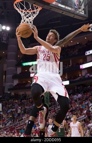 NESSUN FILM, NESSUN VIDEO, NESSUNA TV, NESSUN DOCUMENTARIO - Chandler Parsons (25) degli Houston Rockets guida per un colpo contro i Milwaukee Bucks nella vittoria del Buck del 110-107 sui Houston Rockets a Houston, TX, USA il 27 febbraio 2013. Foto di George Bridges/MCT/ABACAPRESS.COM Foto Stock