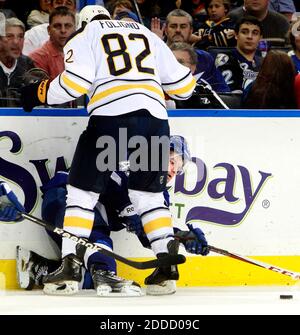 NO FILM, NO VIDEO, NO TV, NO DOCUMENTARIO - Tampa Bay Lightning Defenseman Marc-Andre Bergeron (47) rimane giù mentre lotta per il puck lungo le tavole contro Buffalo Sabres sinistra ala Marcus Foligno (82) durante l'azione del terzo periodo al Tampa Bay Times Forum a Tampa, FL, USA il 26 febbraio, 2013. Le Sabre battono i bulloni, 2-1. Foto di Dirk Shadd/Tampa Bay Times/MCT/ABACAPRESS.COM Foto Stock