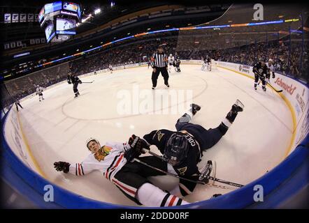 NESSUN FILM, NESSUN VIDEO, NESSUNA TV, NESSUN DOCUMENTARIO - il Chicago Blackhawks' Andrew Shaw, a sinistra, si assottiglia con il St. Louis Blues' Ian Cole in azione di secondo periodo presso lo Scottrade Center di St. Louis, MO, USA il 28 febbraio 2013. Chicago ha vinto, 3-0. Foto di Chris Lee/St. Louis Post-Dispatch/MCT/ABACAPRESS.COM Foto Stock