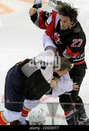 NO FILM, NO VIDEO, NO TV, NO DOCUMENTARIO - Justin Faulk (27) di Carolina Hurricanes fa sbattere Stephen Weiss di Florida Panthers durante il terzo periodo alla PNC Arena di Raleigh, Carolina del Nord, sabato 2 marzo 2013. Carolina ha vinto, 6-2. (Chris Seward/Raleigh News & Observer/MCT) Foto Stock