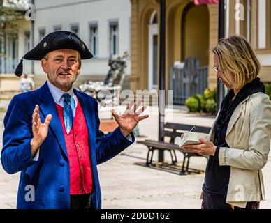 Bad Kissingen Guida della città in costume tradizionale, Germania. Al livello della Wandelhalle, Hermann Laudensack descrive in gesti ricchi come i nobili ospiti del centro termale passeggiavano nei giorni dell'imperatrice Sisi. Foto Stock