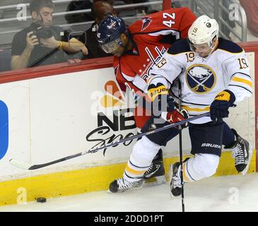 NO FILM, NO VIDEO, NO TV, NO DOCUMENTARIO - Washington Capitals destra ala Joel Ward (42) e Buffalo Sabres centro Cody Hodgson (19) battaglia lungo le tavole nel terzo periodo al Verizon Center a Washington, DC, USA il 17 marzo 2013. Foto di Chuck Myers/MCT/ABACAPRESS.COM Foto Stock