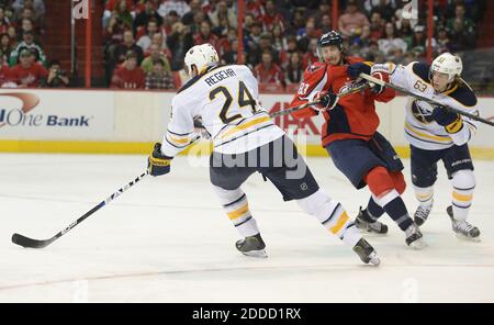 NO FILM, NO VIDEO, NO TV, NO DOCUMENTARIO - Buffalo Sabres sinistra ala Tyler Ennis (63) colpisce Washington Capitals centro Jay Beagle (83), come Sabres difensore Robyn Regehr (24) sposta il puck via nel secondo periodo al Verizon Center a Washington, DC, USA il 17 marzo 2013. Foto di Chuck Myers/MCT/ABACAPRESS.COM Foto Stock