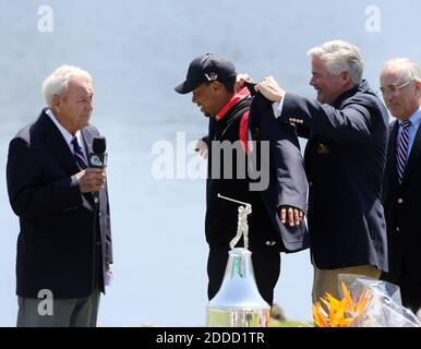 NO FILM, NO VIDEO, NO TV, NO DOCUMENTARIO - Tiger Woods viene presentato con una giacca dopo aver vinto il suo ottavo Arnold Palmer Invitational a Orlando, Florida, USA lunedì 25 marzo 2013. Tiger Woods tornò in cima alla classifica mondiale per la prima volta dall'ottobre 2010 dopo aver vinto l'Arnold Palmer Invitational con due colpi. Foto di Gary W. Green/Orlando Sentinel/MCT/ABACAPRESS.COM Foto Stock