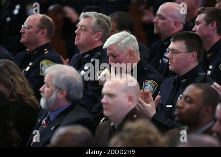 NO FILM, NO VIDEO, NO TV, NO DOCUMENTARIO - gli ufficiali di polizia di Boston ascoltano mentre il presidente Barack Obama parla ad un servizio di preghiera interconfessionale per le vittime dell'attacco della maratona di Boston intitolato 'Healing Our City', presso la Cattedrale della Santa Croce, giovedì 18 aprile 2013 a Boston, Massachusetts, USA. Foto della piscina di MCT/ABACAPRESS.COM Foto Stock