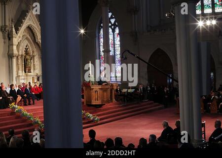 NO FILM, NO VIDEO, NO TV, NO DOCUMENTARIO - il presidente Barack Obama parla ad un servizio di preghiera interconfessionale per le vittime dell'attacco della maratona di Boston intitolato 'Healing Our City', presso la Cattedrale della Santa Croce, giovedì 18 aprile 2013 a Boston, Massachusetts, USA. Foto della piscina di MCT/ABACAPRESS.COM Foto Stock