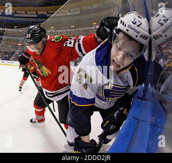 NO FILM, NO VIDEO, NO TV, NO DOCUMENTARIO - St. Louis Blues Center Michal Handzus, sinistra, Pins Blues ha lasciato l'ala David Perron contro le tavole durante l'azione di terzo periodo presso lo Scottrade Center a St. Louis, MO, USA il 14 aprile 2013. Foto di Chris Lee/St. Louis Post-Dispatch/MCT/ABACAPRESS.COM Foto Stock