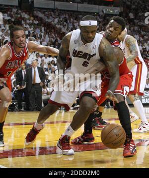 NESSUN FILM, NESSUN VIDEO, NESSUNA TV, NESSUN DOCUMENTARIO - Miami Heat Foward LeBron James combatte per la palla con la guardia dei tori di Chicago Jimmy Butler nel terzo quarto dei playoff della NBA Eastern Conference all'AmericanAirlines Arena di Miami, FL, USA il 6 maggio 2013. Foto di Hector Gabino/El Nuevo Herald/MCT/ABACAPRESS.COM Foto Stock