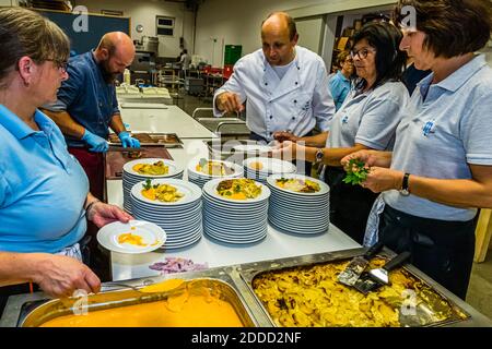 Piatti rurali in un festival folcloristico bavarese a Schrobenhausen, Germania Foto Stock