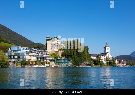 Austria, Austria superiore, Saint Wolfgang im Salzkammergut, Città sulla riva del lago Wolfgangsee in estate Foto Stock