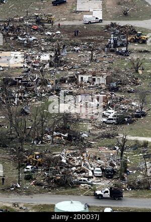 NO FILM, NO VIDEO, NO TV, NO DOCUMENTARIO - i detriti delle case danneggiate litterano il quartiere giovedì 16 maggio 2013, a Granbury, Texas, USA, dopo le tempeste notturne scatenarono i tornados e causarono danni alla zona. Foto di Ron T. Ennis/Fort Worth Star-Telegram/MCT/ABACAPRESS.COM Foto Stock