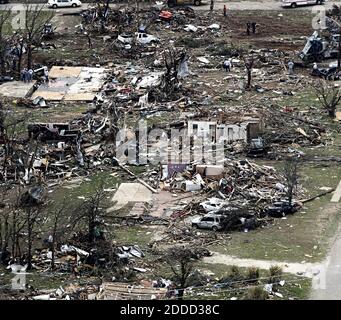 NO FILM, NO VIDEO, NO TV, NO DOCUMENTARIO - i detriti delle case danneggiate litterano il quartiere giovedì 16 maggio 2013, a Granbury, Texas, USA, dopo le tempeste notturne scatenarono i tornados e causarono danni alla zona. Foto di Ron T. Ennis/Fort Worth Star-Telegram/MCT/ABACAPRESS.COM Foto Stock