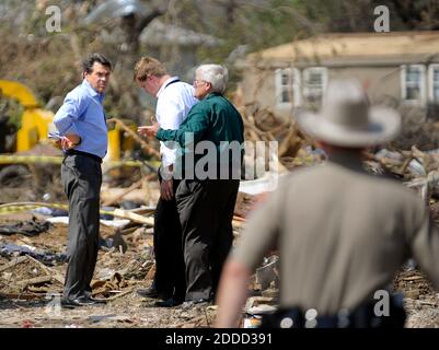 NESSUN FILM, NESSUN VIDEO, NESSUNA TV, NESSUN DOCUMENTARIO - TEXAS GOV. Rick Perry, a sinistra, fa un'indagine sui danni da tornado nella suddivisione Rancho Brazos Estates vicino Granbury, Texas, venerdì 17 maggio 2013. La suddivisione è stata devastata da un tornado EF4 verso le 20 di mercoledì. Foto di Max Faulkner/Fort Worth Star-Telegram/MCT/ABACAPRESS.COM Foto Stock