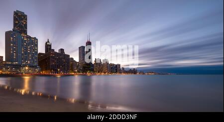 Grattacieli sul fiume Chicago a Streeterville, Chicago, USA Foto Stock