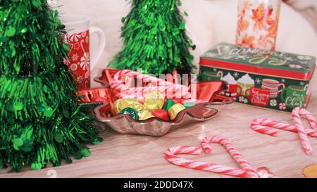 Caramelle di Natale e decorazioni sul tavolo! Foto Stock