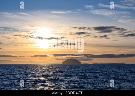 Mare d'Irlanda al tramonto con l'isola di Ailsa Craig sullo sfondo Foto Stock