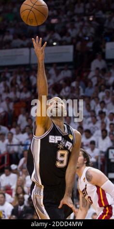 NESSUN FILM, NESSUN VIDEO, NESSUNA TV, NESSUN DOCUMENTARIO - il Tony Parker di San Antonio Spurs (9) guida per un layup dopo il Mike Miller di Miami Heat in Game 6 delle finali NBA all'AmericanAirlines Arena di Miami, FL, USA 18 giugno 2013. Foto di Allen Eyestone/Palm Beach Post/MCT/ABACAPRESS.COM Foto Stock