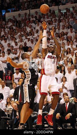 NESSUN FILM, NESSUN VIDEO, NESSUNA TV, NESSUN DOCUMENTARIO - il Miami Heat's LeBron James (6) spara sul diaw Boris di San Antonio Spurs nel quarto trimestre in Game 6 delle finali NBA martedì 18 giugno 2013, all'AmericanAirlines Arena di Miami, FL, USA il 18 giugno, 2013. Foto di Pedro Portal/El Nuevo Herald/MCT/ABACAPRESS.COM Foto Stock