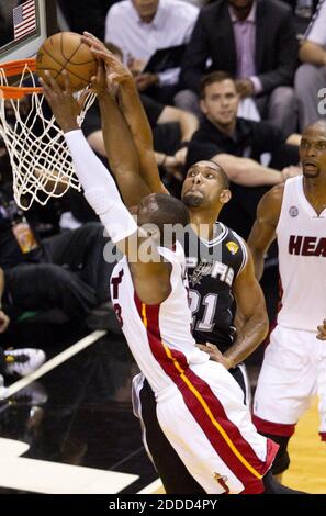 NESSUN FILM, NESSUN VIDEO, NESSUNA TV, NESSUN DOCUMENTARIO - il Dwyane Wade di Miami Heat Dunks su Tim Duncan (21) dei San Antonio Spurs nel primo trimestre in Game 6 delle finali NBA, presso la AmericanAirlines Arena di Miami, FL, USA il 18 giugno 2013. Foto di C.W. Griffin/Miami Herald/MCT/ABACAPRESS.COM Foto Stock