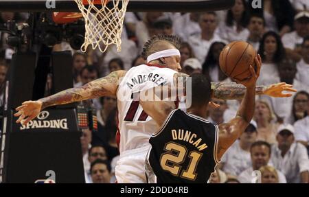 NESSUN FILM, NESSUN VIDEO, NESSUNA TV, NESSUN DOCUMENTARIO: Chris Andersen, il Miami Heat, blocca Tim Duncan, il San Antonio Spurs, nel secondo trimestre in Game 6 delle finali dell'NBA all'AmericanAirlines Arena di Miami, FL, USA il 18 giugno 2013. Foto di Charles Trainor Jr./Miami Herald/MCT/ABACAPRESS.COM Foto Stock