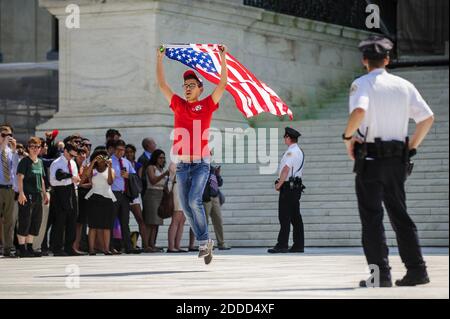 NO FILM, NO VIDEO, NO TV, NO DOCUMENTARIO - Julio Diaz, 28, centro, di Chicago, Illinois, celebra dopo che la Corte Suprema ha stabilito 5-4 per colpire il Defense of Marriage Act, Mercoledì, 26 giugno 2013, a Washington, DC, USA. Foto di Pete Marovich/MCT/ABACAPRESS.COM Foto Stock