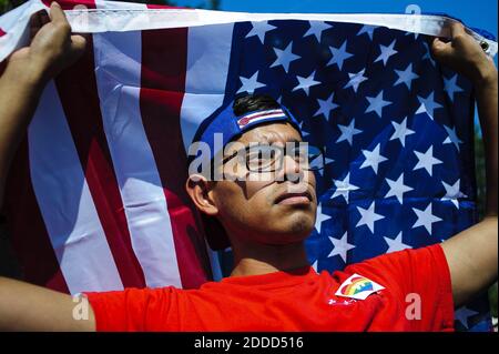 NO FILM, NO VIDEO, NO TV, NO DOCUMENTARIO - Julio Diaz di Chicago, Illinois, si trova fuori dalla Corte Suprema degli Stati Uniti il giorno in cui la Corte ha abbattuto la Defense of Marriage Act, mercoledì 26 giugno 2013, a Washington, DC, USA. Foto di Pete Marovich/MCT/ABACAPRESS.COM Foto Stock
