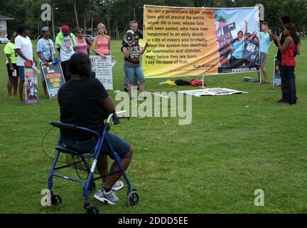 NO FILM, NO VIDEO, NO TV, NO DOCUMENTARIO - i manifestanti iniziano a riunirsi a Fort Mellon Park a Sanford, FL, USA, domenica 14 luglio 2013. George Zimmerman non è stato ritenuto colpevole per la morte di Trayvon Martin. Foto di Jacob Langston/Orlando Sentinel/MCT/ABACAPRESS.COM Foto Stock