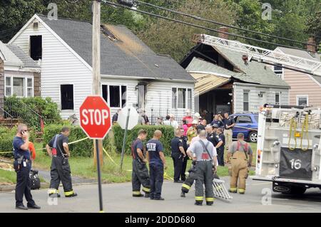 NO FILM, NO VIDEO, NO TV, NO DOCUMENTARIO - UN aereo si è schiantato in una casa a 64 Charter Oak Avenue, a sinistra, a East Haven, Connecticut, USA, Venerdì mattina, 9 agosto 2013. La casa accanto, il numero era anche suo per l'aereo, ed entrambe le case hanno preso fuoco dopo l'incidente. Foto di Cloe Poisson/Hartford Courant/MCT/ABACAPRESS.COM Foto Stock