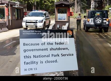 NO FILM, NO VIDEO, NO TV, NO DOCUMENTARIO - con un cartello di fronte, Park Ranger Heidi Schlichting informa i visitatori della chiusura del Parco Nazionale di Yosemite a causa della chiusura del governo, California, USA, martedì 1 ottobre 2013. I visitatori del giorno sono stati autorizzati a passare attraverso Yosemite, ma sono stati istruiti a non fermarsi o utilizzare alcuna struttura. Foto di Craig Kohlruss/Fresno Bee/MCT/ABACAPRESS.COM Foto Stock