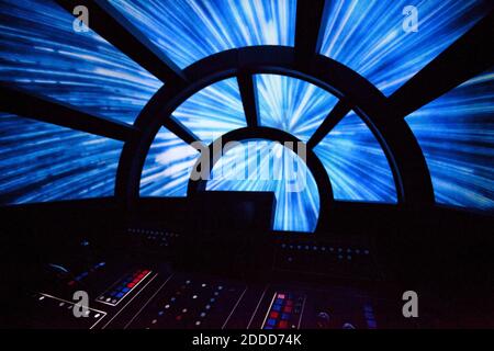 NO FILM, NO VIDEO, NO TV, NO DOCUMENTARIO - UNA replica a grandezza naturale del cockpit Millennium Falcon permette ai visitatori di sperimentare 'iper-drive' in 'Star Wars: Dove la scienza incontra l'immaginazione', al Tech Museum of Innovation nel centro di San Jose, CA, USA, Martedì, 15 ottobre 2013. La stravaganza della cultura pop riporta il mito di George Lucas a casa nella zona della baia dove tutto è iniziato. Foto di Patrick Tehan/Bay Area News Group/MCT/ABACAPRESS.COM Foto Stock