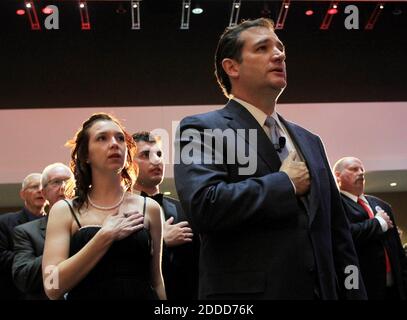 NO FILM, NO VIDEO, NO TV, NO DOCUMENTARY - file photo : Sen. Ted Cruz (R-TX) dice l'impegno di fedeltà insieme ad altri 600 repubblicani prima dell'inizio del programma alla cena repubblicana Reagan annuale tenuta a Des Moines, Iowa, USA venerdì 25 ottobre 2013. Cruz ha partecipato all'evento come oratore principale. Il senatore repubblicano Ted Cruz ha confermato di correre per la presidenza americana nel 2016, diventando il primo repubblicano a dichiarare la sua campagna. Il 44-year-old Texan è quello di definire i suoi piani in dettaglio in un discorso alla Liberty University in Virginia Lunedi. Foto di David Peterson/MCT/ Foto Stock