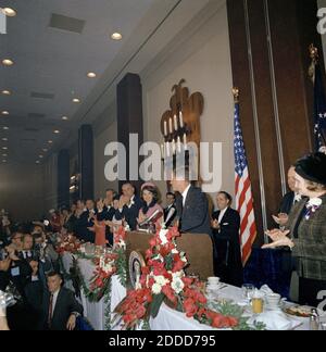 NESSUN FILM, NESSUN VIDEO, NESSUNA TV, NESSUN DOCUMENTARIO - il presidente Kennedy parla alla colazione della Camera di Commercio di Fort Worth all'Hotel Texas a Fort Worth, Texas. Nellie Connally, Texas Gov. John Connally, Lady Bird Johnson, Vice Presidente Lyndon B. Johnson e prima signora Jacqueline Kennedy applaudono alla sinistra del presidente. Foto di Cecil Stoughton/John F. Kennedy, biblioteca presidenziale e museo/MCT/ABACAPRESS.COM Foto Stock