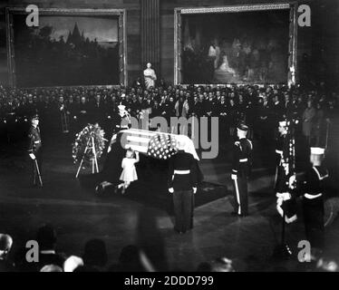 NESSUN FILM, NESSUN VIDEO, NESSUNA TV, NESSUN DOCUMENTARIO - Jacqueline Kennedy e la figlia, Caroline, si inginocchiano al cazzo del presidente Kennedy, come si trova nello stato nella Rotunda del Campidoglio degli Stati Uniti a Washington, D.C., il 24 novembre. Foto di Abbie Rowe/National Park Service/John F. Kennedy Presidential Library and Museum/MCT/ABACAPRESS.COM Foto Stock