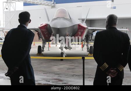 NESSUN FILM, NESSUN VIDEO, NESSUNA TV, NESSUN DOCUMENTARIO - Lockheed Martin dignitari guardare sul 100th F-35 combattente dopo il suo introdotto a Fort Worth, Texas, USA, Venerdì, 13 dicembre 2013. Foto di Ron T. Ennis/Fort Worth Star-Telegram/MCT/ABACAPRESS.COM Foto Stock