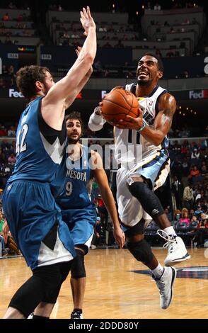 NO FILM, NO VIDEO, NO TV, NO DOCUMENTARIO - Memphis Grizzlies guardia Mike Conley (11) mette un colpo contro Minnesota Timberwolves avanti Kevin Love (42) al FedExForum di Memphis, TN, USA il 15 dicembre 2013. Foto di Nikki Boertman/The Commercial Appeal/MCT/ABACAPRESS.COM Foto Stock