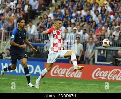 L’officina Raphael di Farnce e l’Ivan Perisic croato durante la finale di calcio della Coppa del mondo FIFA 2018 Francia contro Croazia allo stadio Luzhniki di Mosca, Russia, il 15 luglio 2018. La Francia ha vinto il 4-2 e ha ottenuto il 2° titolo. Foto di Lionel Hahn/ABACAPRESS.COM Foto Stock