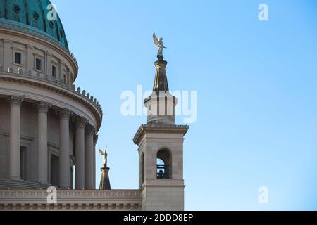 Germania, Brandeburgo, Potsdam, scultura dell'angelo sulla cima del campanile della chiesa di San Nicola Foto Stock