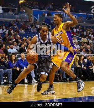 NESSUN FILM, NESSUN VIDEO, NESSUNA TV, NESSUN DOCUMENTARIO - l'Arron Afflalo di Orlando Magic gira intorno al Los Angeles Lakers' Wesley Johnson (11) durante l'azione del primo trimestre all'Amway Center di Orlando, FL, USA il 24 gennaio 2014. Foto di Joshua C. Cruey/Orlando Sentinel/MCT/ABACAPRESS.COM Foto Stock