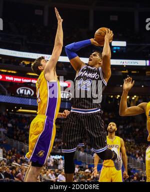 NESSUN FILM, NESSUN VIDEO, NESSUNA TV, NESSUN DOCUMENTARIO - il Tobias Harris di Orlando Magic (12) spara sopra il Ryan Kelly dei Lakers di Los Angeles durante l'azione del secondo trimestre all'Amway Center a Orlando, FL, USA il 24 gennaio 2014. Foto di Joshua C. Cruey/Orlando Sentinel/MCT/ABACAPRESS.COM Foto Stock