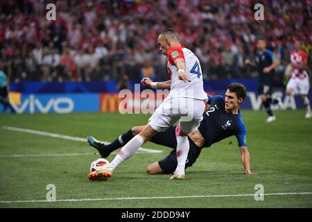 Benjamin Pavard in Francia e Ivan Perisic in Croazia durante la finale di calcio della Coppa del mondo FIFA 2018, Francia e Croazia, allo stadio Luzhniki di Mosca, Russia, il 15 luglio 2018. La Francia ha vinto il 4-2 e ha ottenuto il suo 2° titolo mondiale. Foto di Christian Liegi/ABACAPRESS.COM Foto Stock