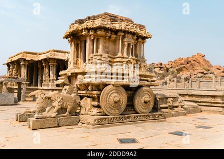 India, Karnataka, Hampi, carro di pietra al tempio di Vijaya Vittala complesso nella valle desertica di Hampi Foto Stock