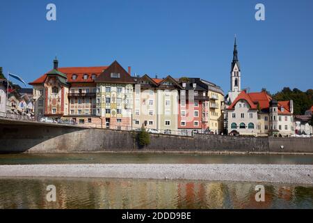 Germania, Baviera, Bad Tolz, Riverside case in estate Foto Stock
