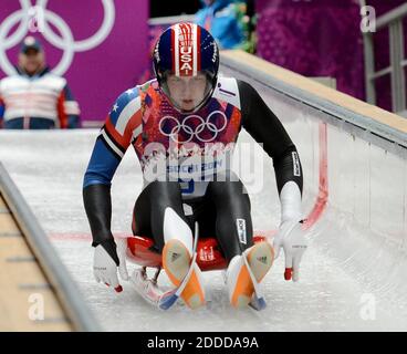 NO FILM, NO VIDEO, NO TV, NO DOCUMENTARIO - l'americano Aidan Kelly (27) inizia la sua quarta corsa di calore nel singolo Lange concorso maschile al Sanki Sliding Center durante le Olimpiadi invernali di Sochi, Russia, domenica 9 febbraio 2014. Foto di Chuck Myers/MCT/ABACAPRESS.COM Foto Stock