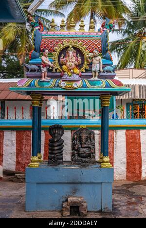 Kadirampura, Karnataka, India - 4 novembre 2013: Tempio di Sri Murugan. Closeup di statue nere di Manasa serpente dea e Ganesha sotto colorato deco Foto Stock