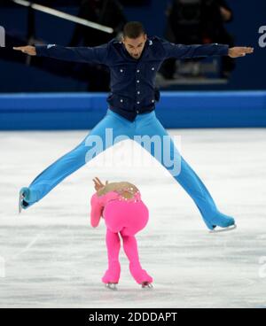 NO FILM, NO VIDEO, NO TV, NO DOCUMENTARIO - Aliona Savchenko e Robin Szolkowy in Germania eseguono il loro breve programma nella gara di pattinaggio di coppia alle Olimpiadi invernali presso il Palazzo di Pattinaggio di Iceberg a Sochi, Russia, martedì 11 febbraio 2014. Foto di Chuck Myers/MCT/ABACAPRESS.COM Foto Stock